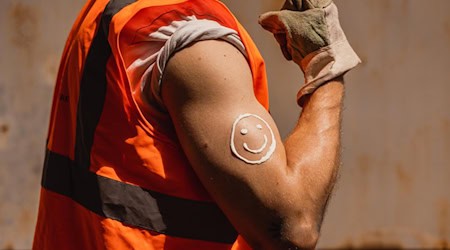Sonnenschutz ist sexy. Und die „Sonnenmilch-Gebrauchsanweisung“ für alle, die unter freiem Himmel arbeiten, ist einfach: Eincremen, eincremen, eincremen – alle 2 Stunden, rät die IG Bau Dresden. Foto: IG Bau | Nils Hillebrand