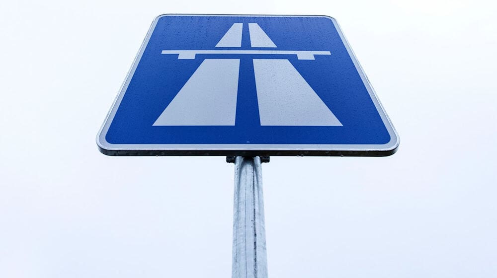 Die A17 ist bei Dresden in beide Richtungen gesperrt. (Symbolbild) / Foto: Friso Gentsch/dpa