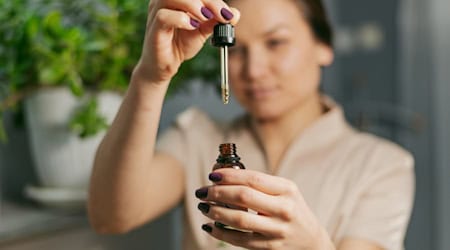 CBD-Öl: Die Einnahmeform beeinflusst Wirkung und Nebenwirkungen / Foto: freepik.com