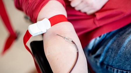 Despite the vacation season and the heat, the blood donation situation is largely stable. (Archive image) / Photo: Hauke-Christian Dittrich/dpa