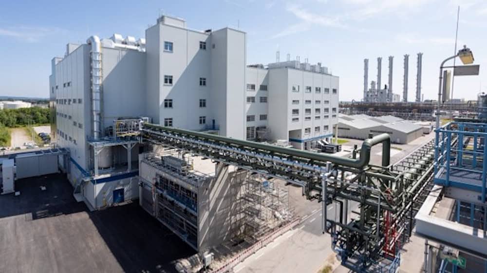 Die neue Fertigungslinie am Produktionsstandort Burghausen liefert hochreines Halbleiter-Polysilicium für die Mikroelektronik. (Foto: Wacker Chemie AG)