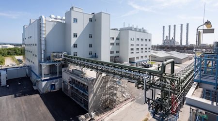 Die neue Fertigungslinie am Produktionsstandort Burghausen liefert hochreines Halbleiter-Polysilicium für die Mikroelektronik. (Foto: Wacker Chemie AG)