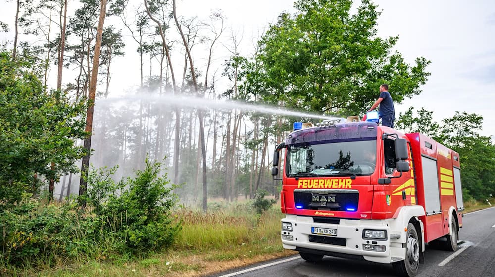 In einigen Gebieten können die Einsatzkräfte wegen Munitionsresten im Boden nur vom Fahrzeug aus löschen.  / Foto: Robert Michael/dpa