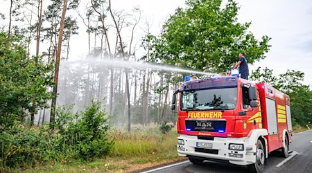 In einigen Gebieten können die Einsatzkräfte wegen Munitionsresten im Boden nur vom Fahrzeug aus löschen.  / Foto: Robert Michael/dpa