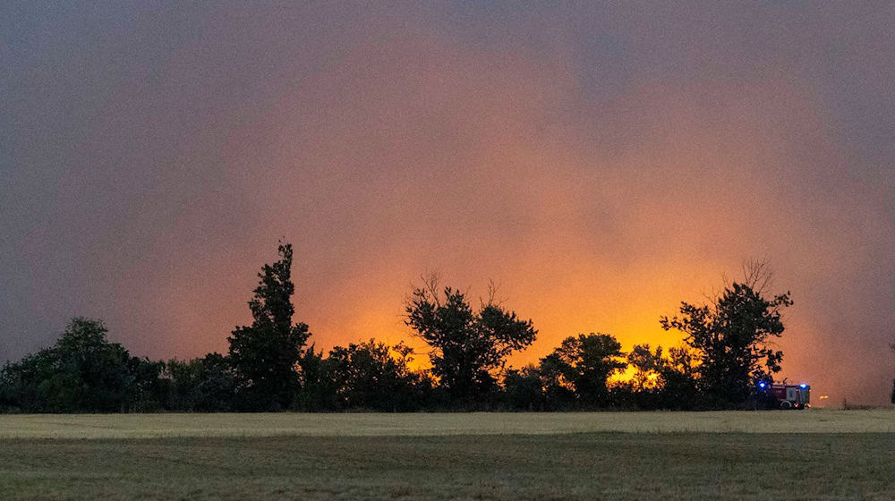 Der Brand in Gohrischheide weitet sich aus.  / Foto: Daniel Wagner/dpa