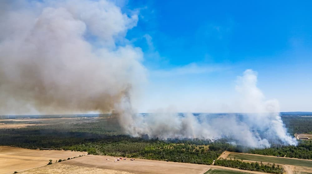 Der Waldbrand in der Gohrischheide hat sich ausgedehnt. / Foto: Robert Michael/dpa