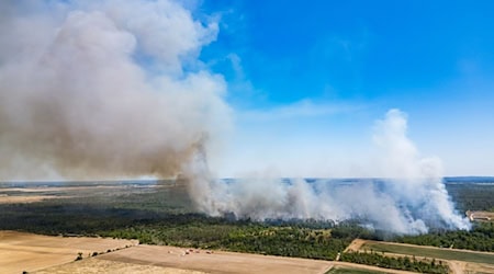 Der Waldbrand in der Gohrischheide hat sich ausgedehnt. / Foto: Robert Michael/dpa