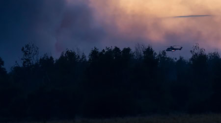 Wie groß das vom Waldbrand betroffene Gebiet in der Gohrischheide derzeit ist, ist laut dem Landkreis schwierig einzuschätzen. / Foto: Daniel Wagner/dpa