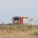 Der Brand in der Gohrischheide in Sachsen könnte sich erneut auf Brandenburger Gebiet ausbreiten.  / Foto: Daniel Wagner/dpa