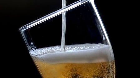 El sindicato NGG ha convocado nuevas huelgas de advertencia en las fábricas de cerveza de Sajonia. (Imagen simbólica) / Foto: Roland Weihrauch/dpa