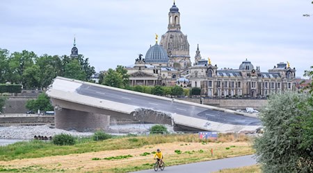  Another step has been taken in the demolition of the Carola Bridge in Dresden / Photo: Robert Michael/dpa