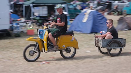 Beim Simson-Treffen in Zwickau hat die Polizei erneut mehrere Straftaten registriert. (Archivbild) / Foto: Sebastian Willnow/dpa