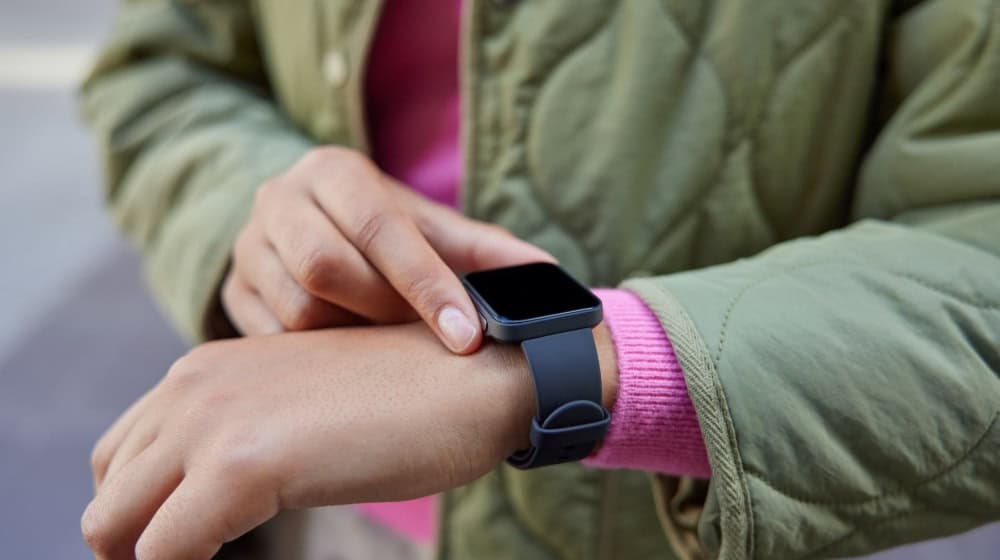 Smartwatch mit sportlichem Armband – perfekt für unterwegs / Bild: wayhomestudio auf freepik.com
