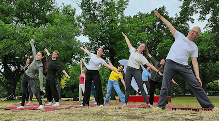 Offizieller Beginn der Yoga-Saison im Alaunpark