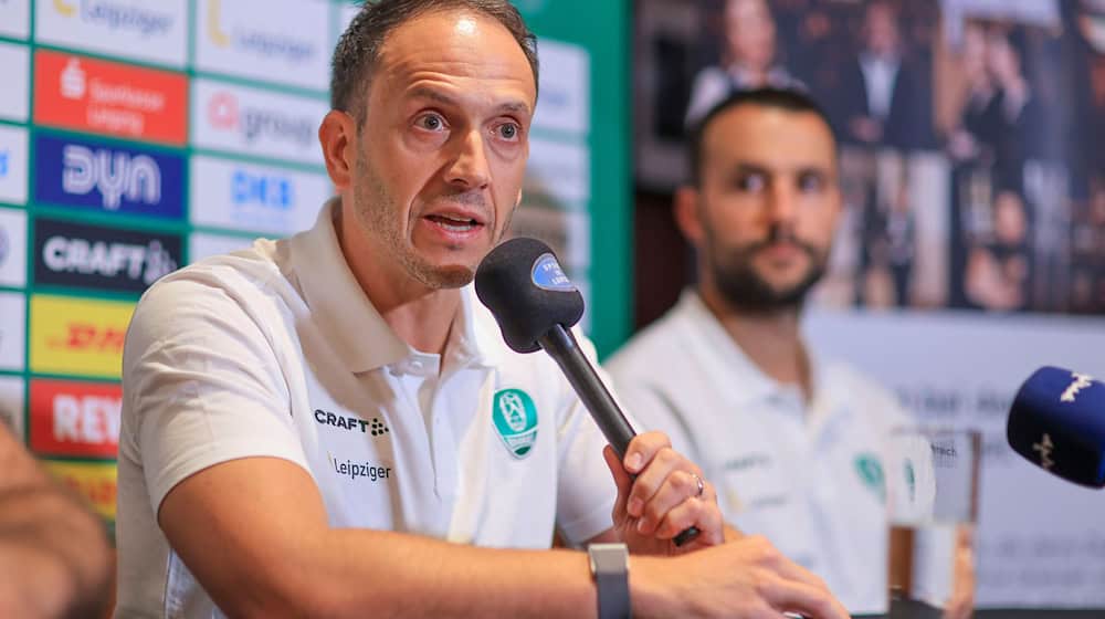 Gets two new players: Coach Raúl Alonso (l.). / Photo: Jan Woitas/dpa