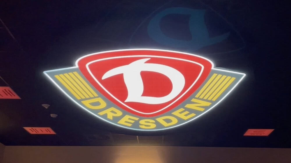 Decken-Logo in der Kabine von Dynamo Dresden (Bild: Thomas Wolf)