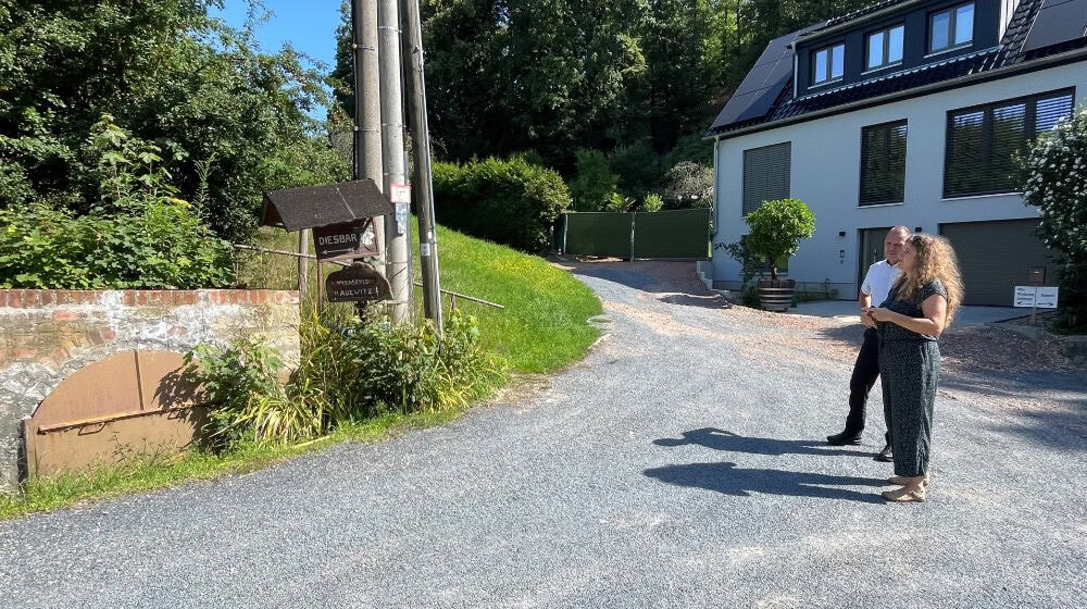  Bürgermeisterin Andrea Beger und Landrat Ralf Hänsel am Brummochsenloch. Bildquelle: Landratsamt Meißen  