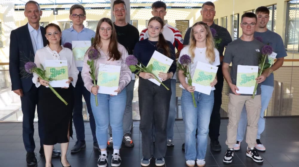 Die Neuen mit Landrat. Foto: Landratsamt Meißen