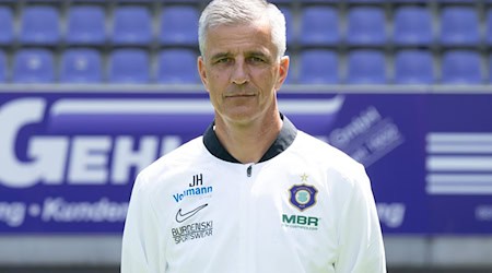 Aue-Trainer Jens Härtel sah den ersten Sieg seiner Mannschaft. / Foto: Sebastian Kahnert/dpa
