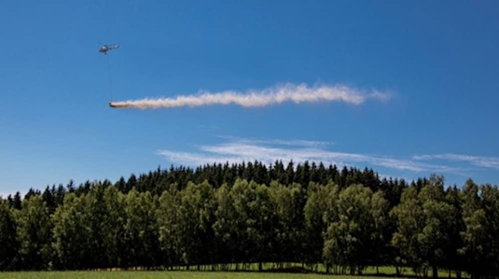 Hubschrauber kalken Sachsens Wälder. Foto: Sachsenforst