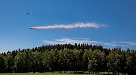 Hubschrauber kalken Sachsens Wälder. Foto: Sachsenforst