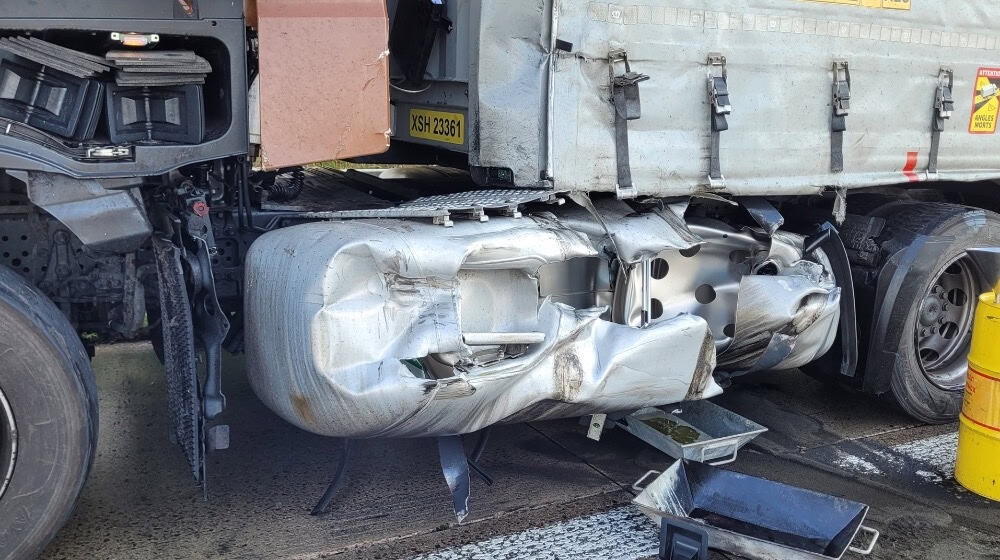Sieht nicht gut aus: Aufgerissener Tank des Sattelzuges. Foto: Feuerwehr Nossen