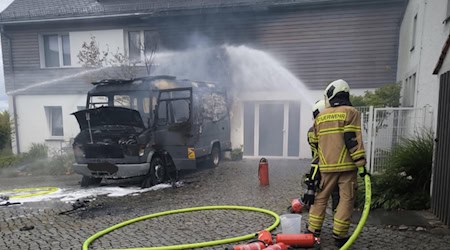 Das brennende Wohnmobil ganz dicht am Haus. Foto: Feuerwehr Willsdruff