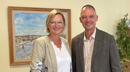 Daniela Kuge mit Landrat Ralf Hänsel. Unten: Kuge bei Goodyear in Riesa. Fotos: privat