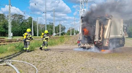 Der brennende Müllwagen in Zeithain. Foto: Feuerwehr Zeithain
