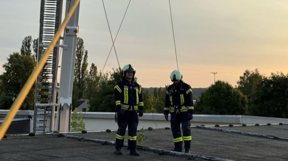 Gesichert zum Training auf dem Flachdach. Foto: Feuerwehr Coswig