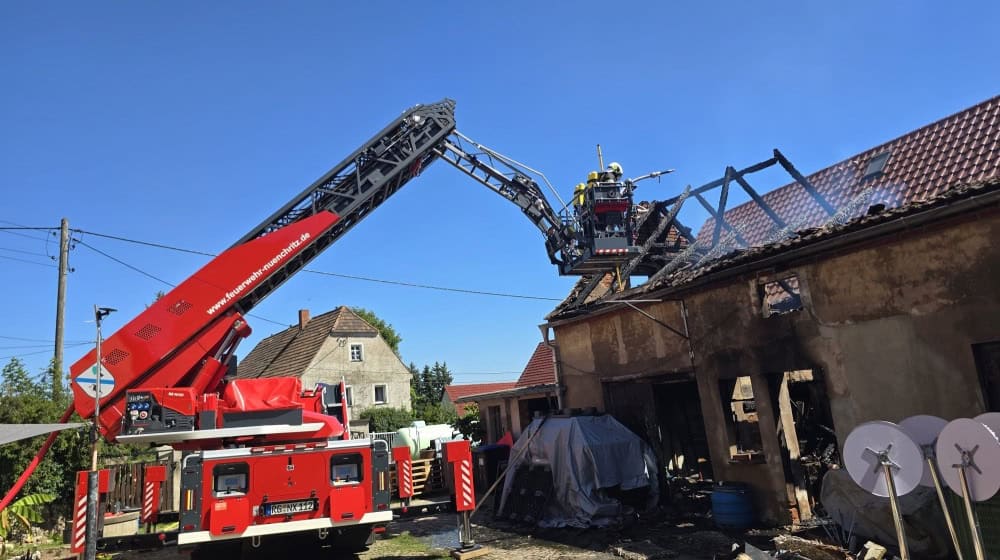 Suche nach den Glutnestern in der abgebrannten Scheune. Foto: Feuerwehr Nünchritz