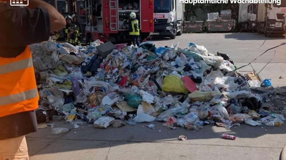 Der komplette Müll musste aus dem Fahrzeug. Foto: Feuerwehr 