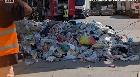 Der komplette Müll musste aus dem Fahrzeug. Foto: Feuerwehr 