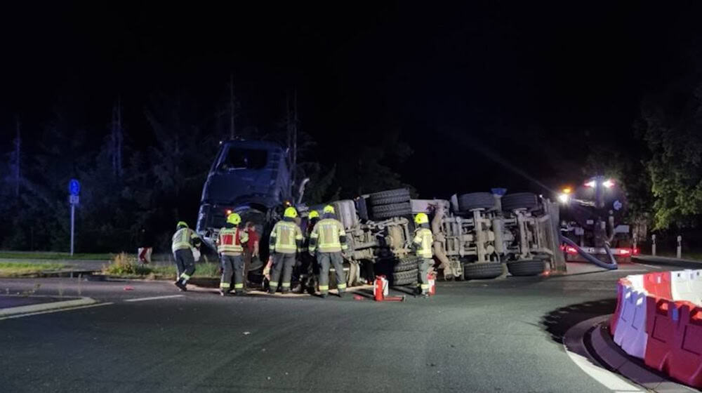 Der umgekippte Gülletanklaster. Foto: Feuerwehr Zeithain