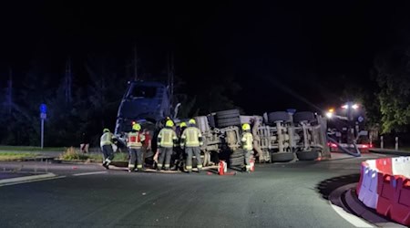 Der umgekippte Gülletanklaster. Foto: Feuerwehr Zeithain