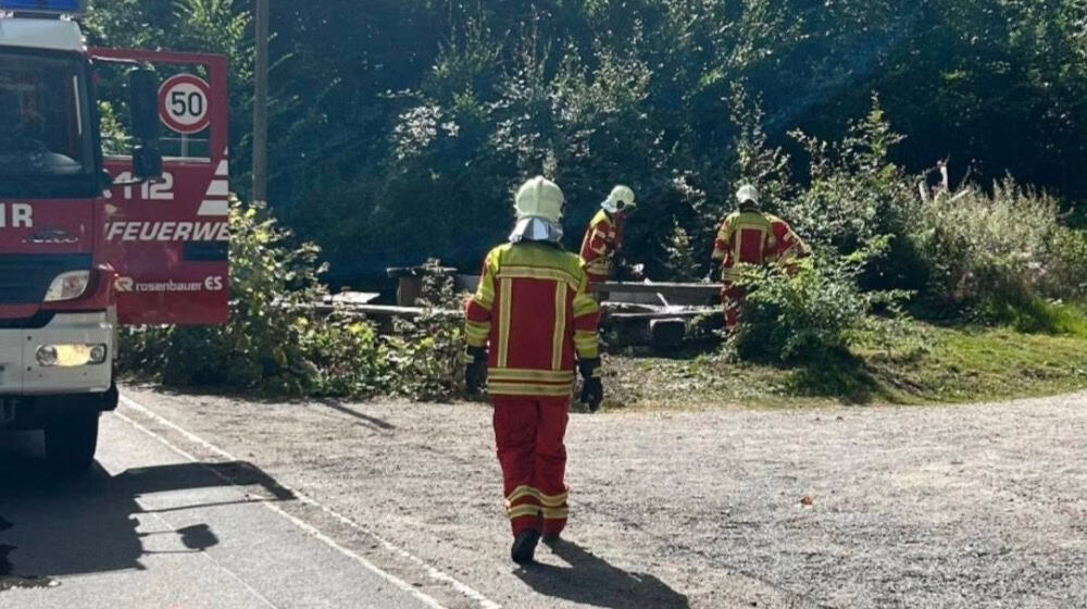 Feuer an einer Parkbank in Moritzburg. Foto: Feuerwehr 