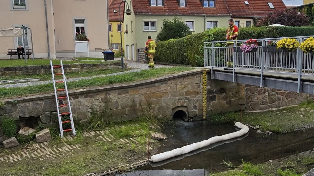 Eine Ölsperre im Saubach soll weitere Verunreinigungen verhindern. Foto: Feuerwehr Wilsdruff