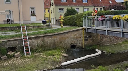 Eine Ölsperre im Saubach soll weitere Verunreinigungen verhindern. Foto: Feuerwehr Wilsdruff