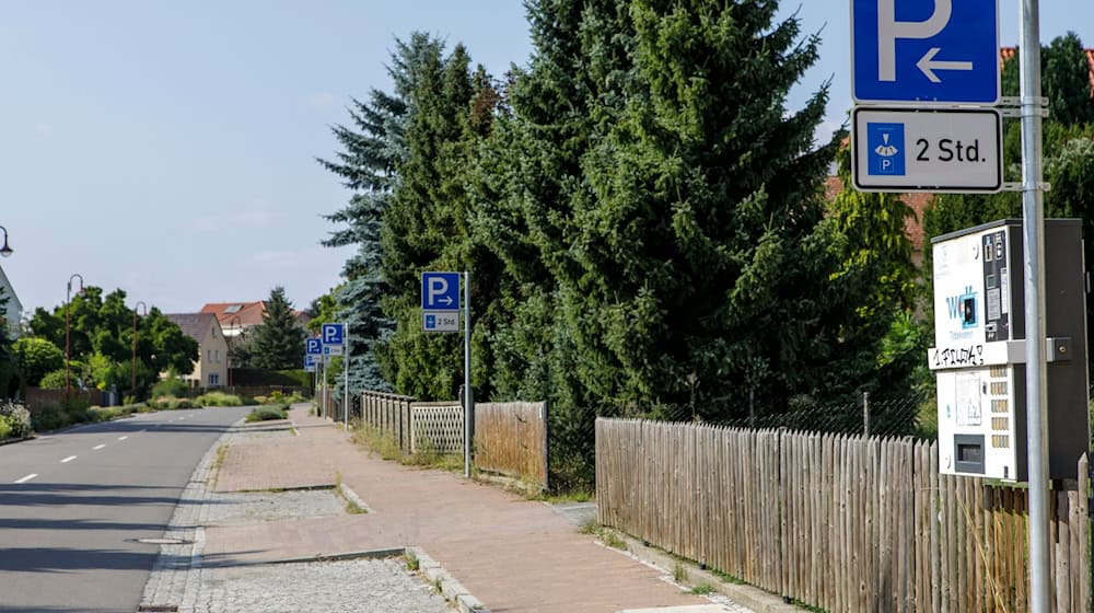 In the small town of Störmthal, people are upset about a large number of parking signs. / Photo: Julius-Christian Schreiner/dpa