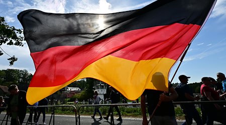 Die AfD im Sächsischen Landtag will die Deutschlandfahne vor jeder öffentlichen Schule wehen sehen.  / Foto: Martin Schutt/dpa