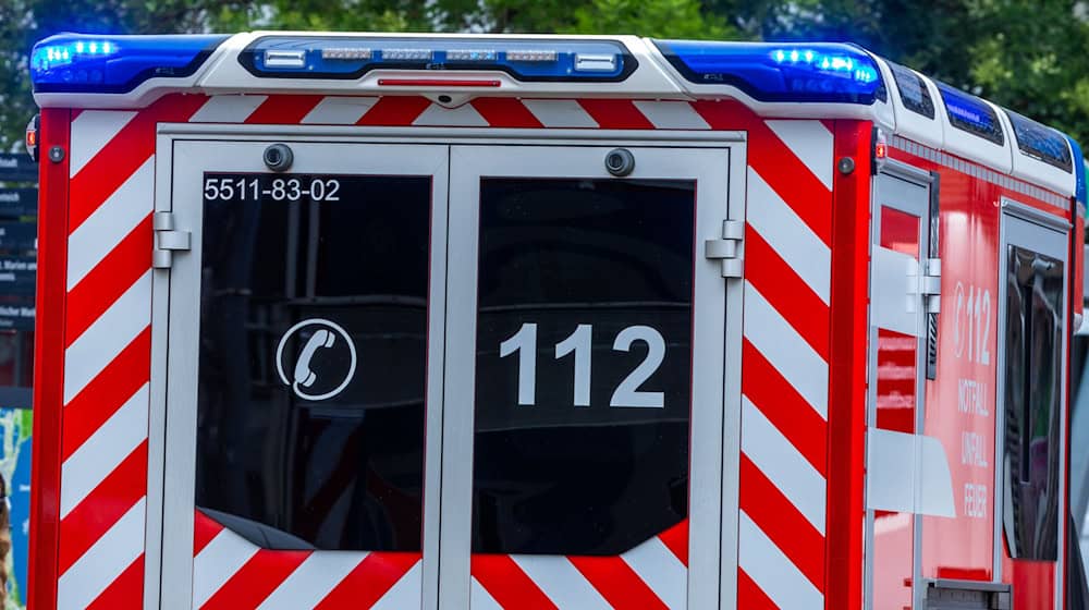 Rettungskräfte bringen den Schwerverletzten in eine Klinik. (Symbolbild)  / Foto: Jens Büttner/dpa