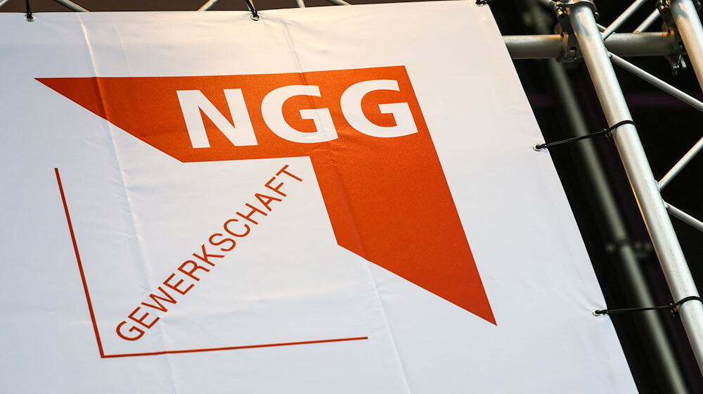 Im Tarifkonflikt der sächsischen und thüringischen Brauereien hat die Gewerkschaft NGG die Beschäftigten der Köstritzer Schwarzbierbrauerei zum Warnstreik aufgerufen (Symbolfoto). / Foto: Focke Strangmann/dpa