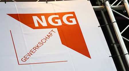 Im Tarifkonflikt der sächsischen und thüringischen Brauereien hat die Gewerkschaft NGG die Beschäftigten der Köstritzer Schwarzbierbrauerei zum Warnstreik aufgerufen (Symbolfoto). / Foto: Focke Strangmann/dpa