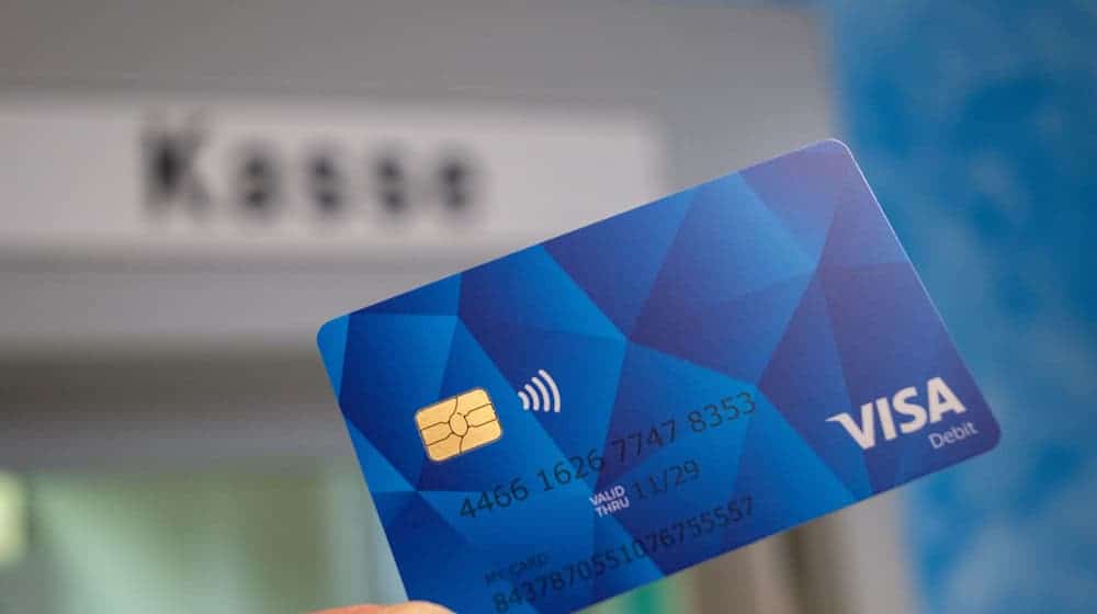 The payment card for refugees is not yet in use everywhere. (Archive image) / Photo: Harald Tittel/dpa