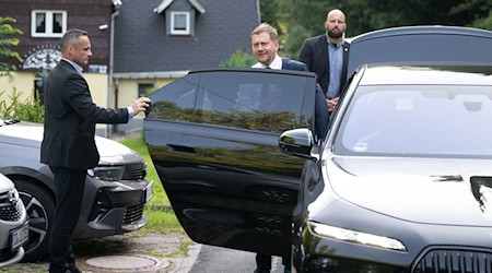 Michael Kretschmer jědźe diesel. (Archivbild) / Foto: Sebastian Kahnert/dpa