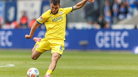 Mehmet Aydin takes the measure for the opening goal / Photo: Andreas Gora/dpa