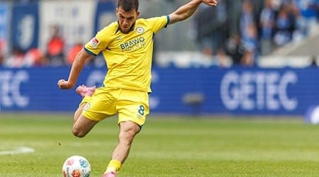 Mehmet Aydin takes the measure for the opening goal / Photo: Andreas Gora/dpa