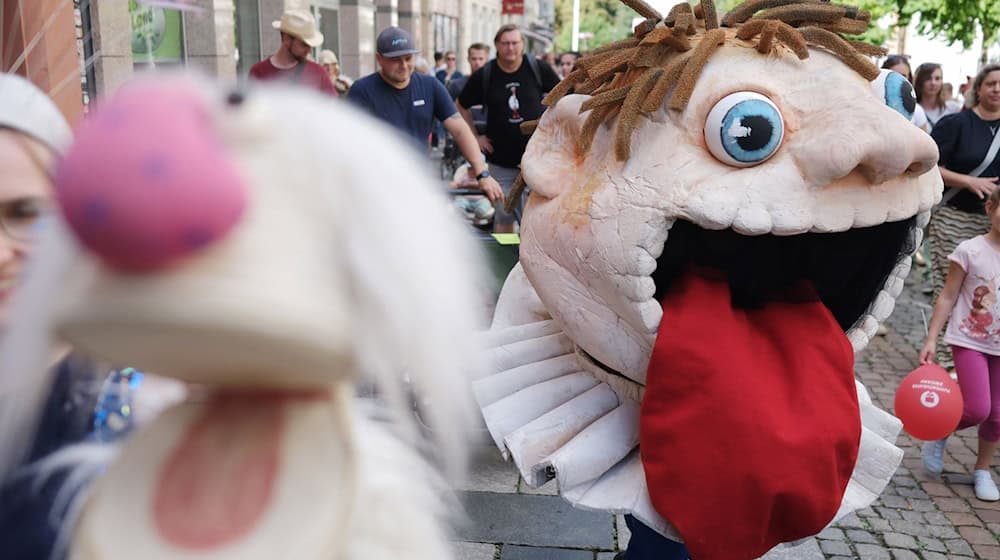Mit einer Parade hat das Puppentheater seine Saison eingeläutet.  / Foto: Sebastian Willnow/dpa