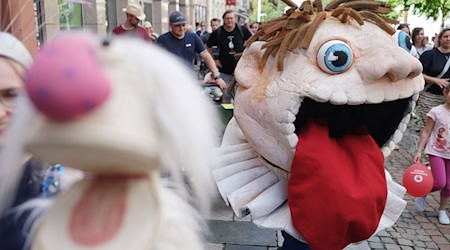 El teatro de marionetas inició su temporada con un desfile / Foto: Sebastian Willnow/dpa