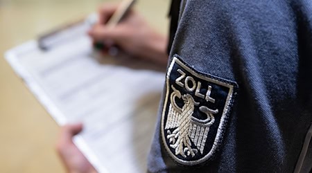 12.500 Schmuggelzigaretten fand der Zoll in dem Bus. (Symbolbild) / Foto: Hendrik Schmidt/dpa
